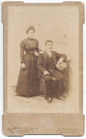 FOTO DE PAREJA. FOTO LOS ITALIANOS (SANTANDER). SOBRE 1890. IMPRESO EN REVERSO.