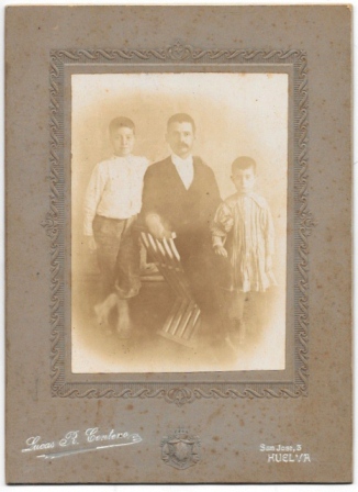 FOTO FAMILIAR PADRE Y DOS HIJOS. FOTOGRAFO LUCAS R. CENTENO (HUELVA) SOBRE 1900