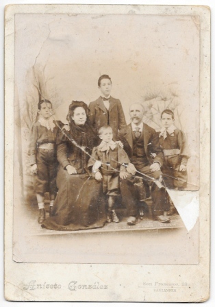 FOTO FAMILIAR DE ESTUDIO FOTOGRAFO ANICETO GONZALEZ(SANTANDER) CON FALTA, SOBRE 1900
