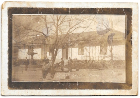 FOTOGRAFIA PATIO EXTERIOR DE UN PUEBLO. SOBRE 1930.