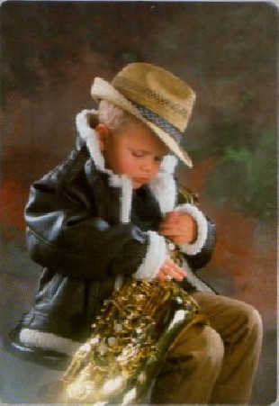 CALENDARIO NIÑO CON SAXOFON AÑO 2005