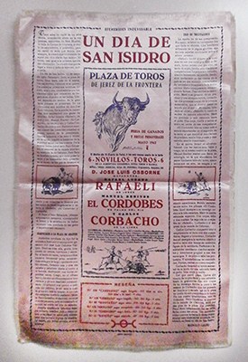 CARTEL DE TOROS EN SEDA ROSA SOBRE PAPEL. UN DIA DE SAN ISIDRO MAYO JEREZ 1962