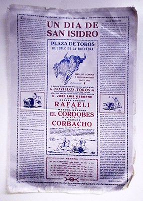 CARTEL DE TOROS EN SEDA LILA SOBRE PAPEL. UN DIA DE SAN ISIDRO MAYO JEREZ 1962