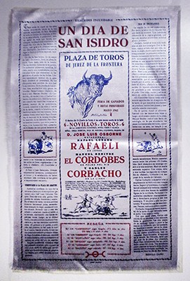 CARTEL DE TOROS EN SEDA LILA SOBRE PAPEL. UN DIA DE SAN ISIDRO MAYO JEREZ 1962