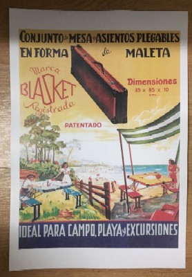 REPRODUCCION DE CARTEL CONJUNTO DE MESA Y ASIENTOS PLEGABLES EN FORMA DE MALETA.
