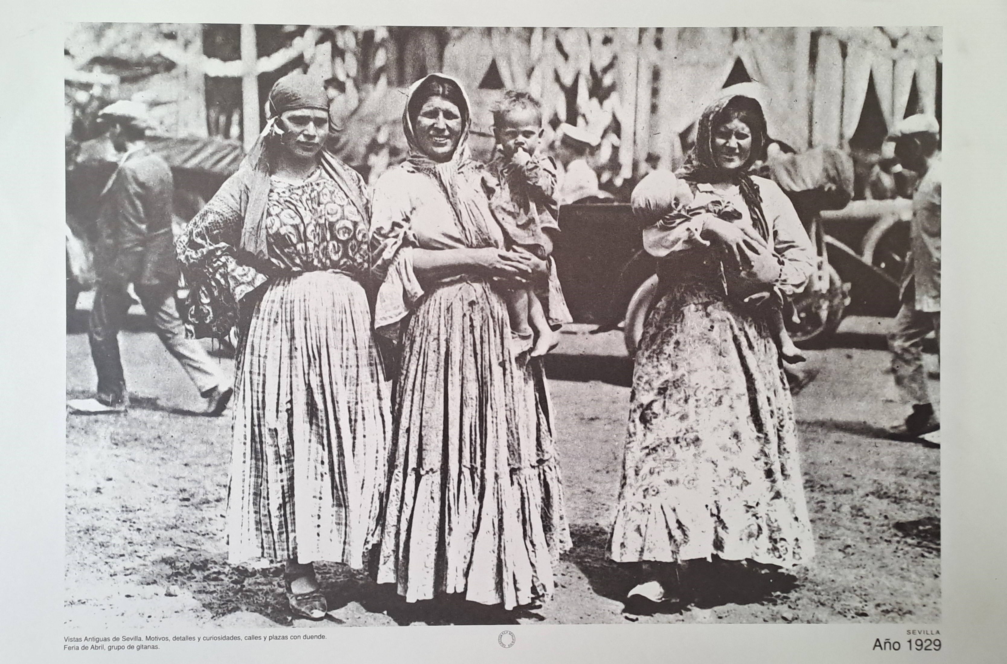 REPRODUCION LAMINA VISTAS ANTIGUAS DE SEVILLA FERIA DE ABRIL GRUPO DE GITANAS AÑO 1929