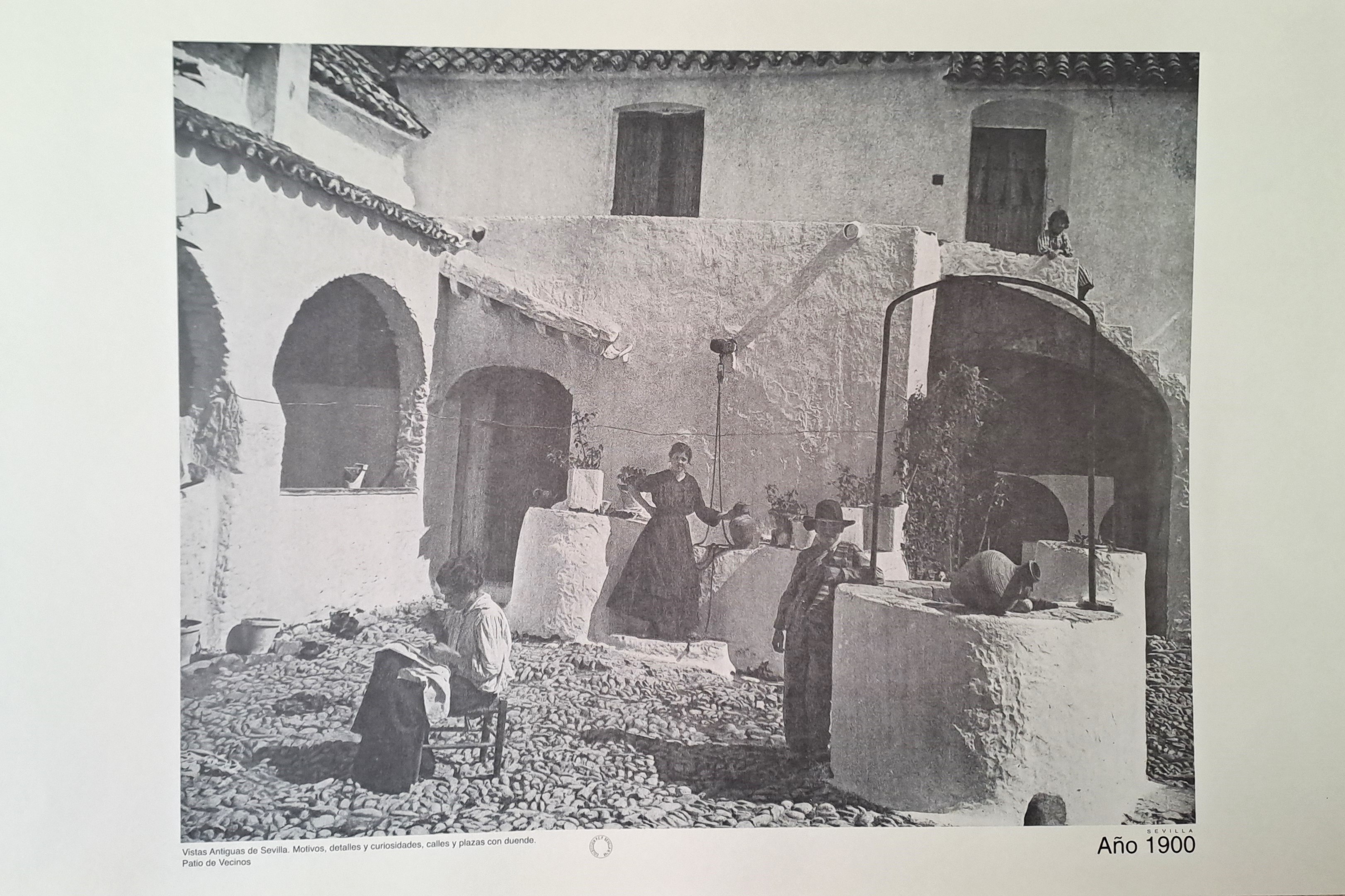 REPRODUCION LAMINA VISTAS ANTIGUAS DE SEVILLA PATIO DE VECINOS AÑO 1900