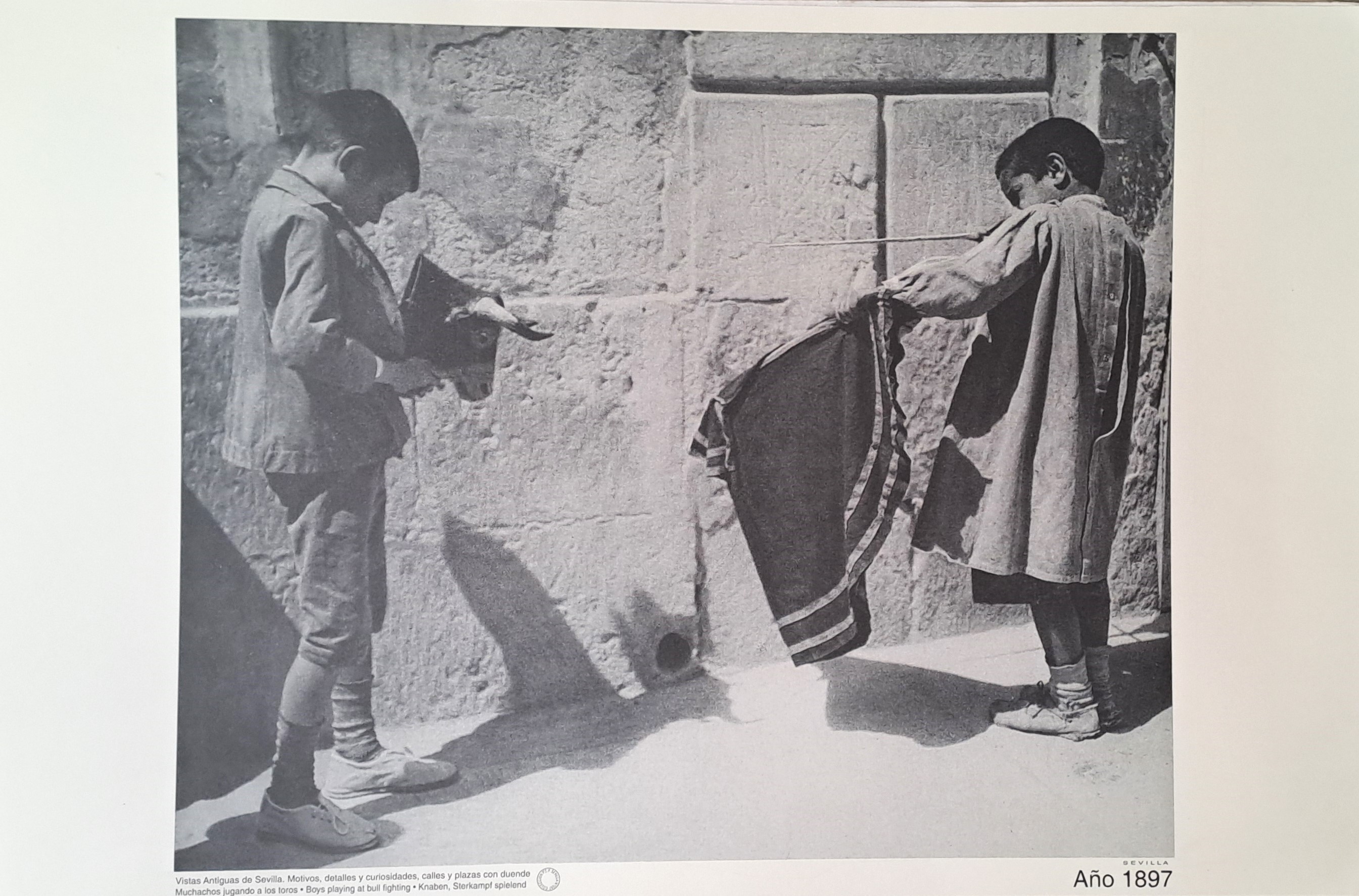 REPRODUCION LAMINA VISTAS ANTIGUAS DE SEVILLA MUCHACHOS JUGANDO A LOS TOROS AÑO 1897