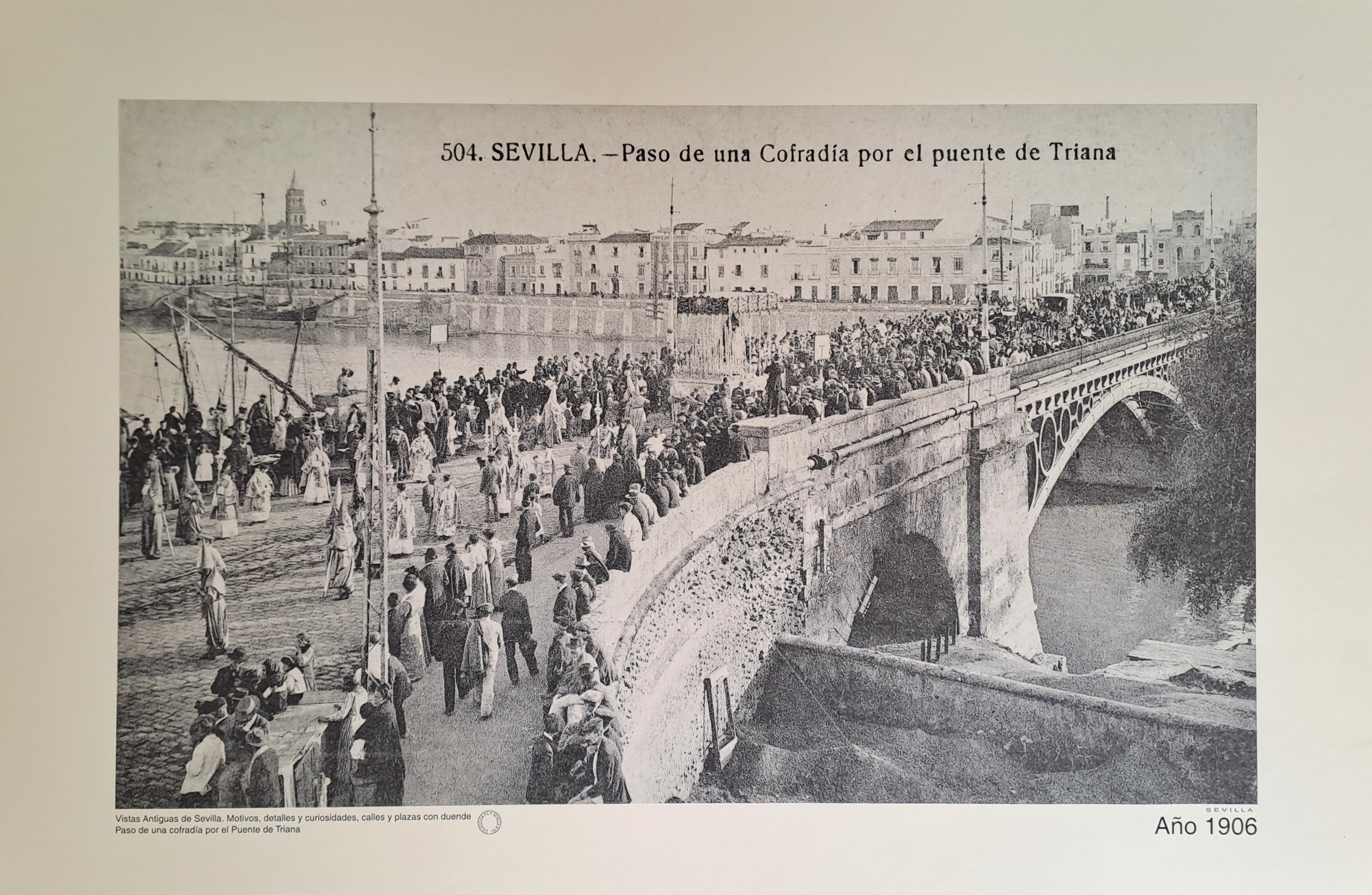 REPRODUCION LAMINA VISTAS ANTIGUAS DE SEVILLA PASO DE UNA COFRADIA POR EL PUENTE DE TRIANA AÑO 1906