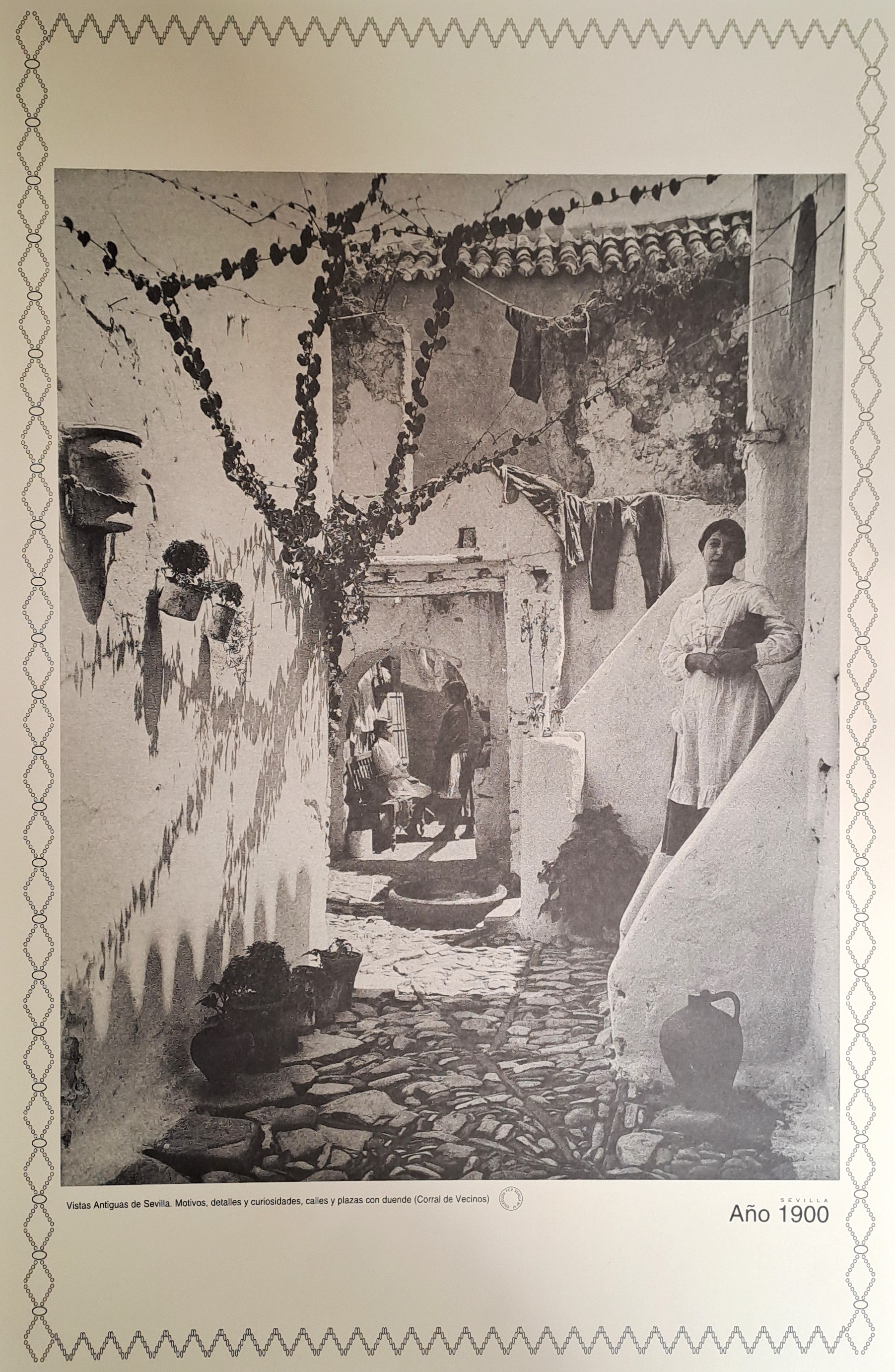 REPRODUCION LAMINA VISTAS ANTIGUAS DE SEVILLA UN PATIO SEVILLANO  AÑO 1900