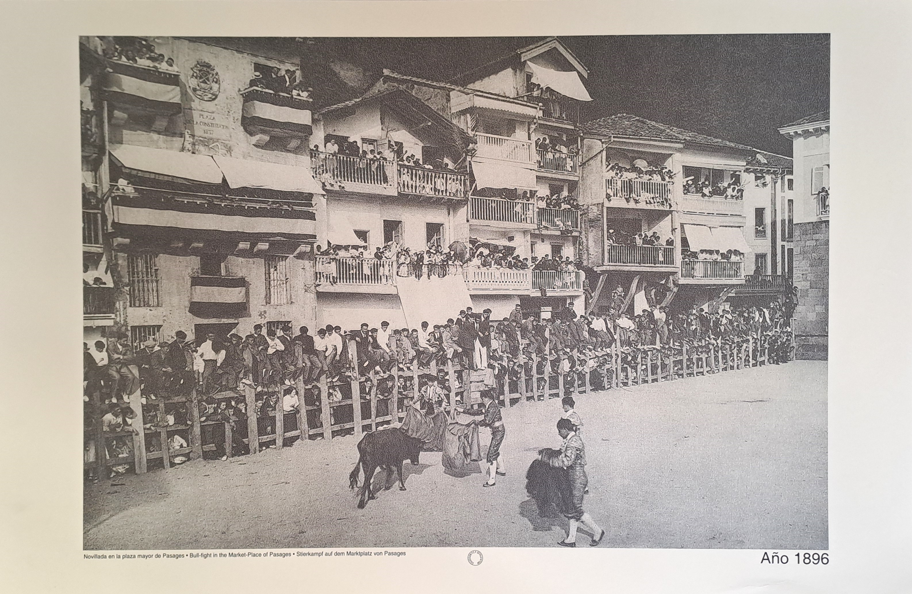 REPRODUCION LAMINA NOVILLADA EN LA PLAZA MAYOR DE PASAGES AÑO 1896