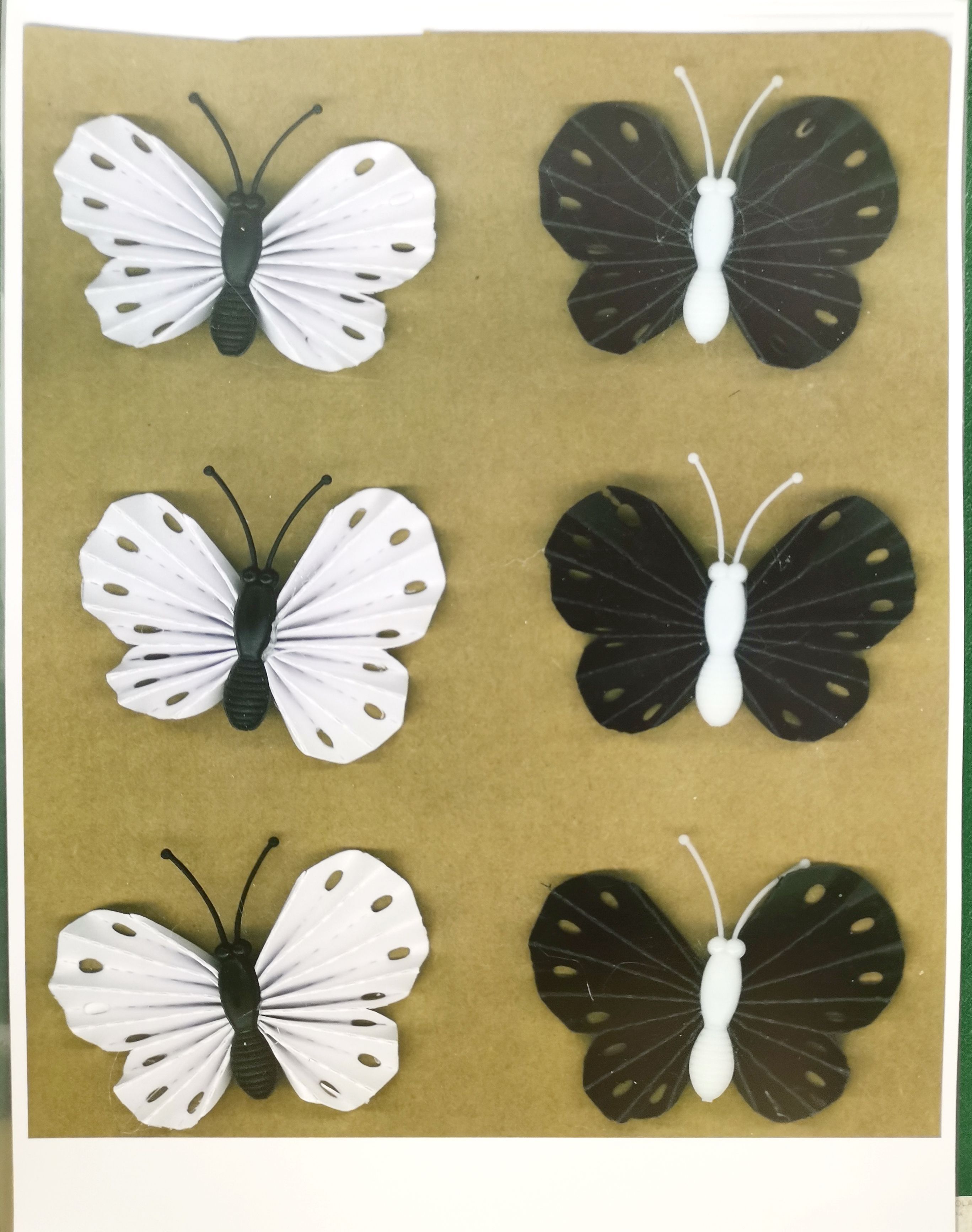 REPRODUCCION FOTOGRAFIA MARIPOSAS DE PAPEL EN TONOS BLANCO Y NEGRO