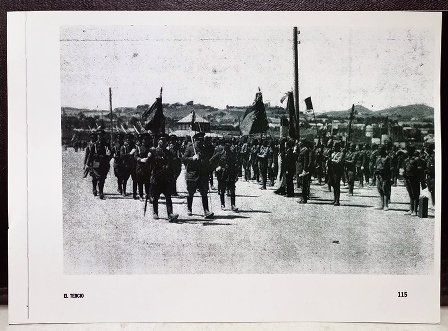 REPRODUCCION PAGINA LA LEGION REVISTA DE LOS TERCIOS DESFILE TAMAÑO 30 X 21,5 CM