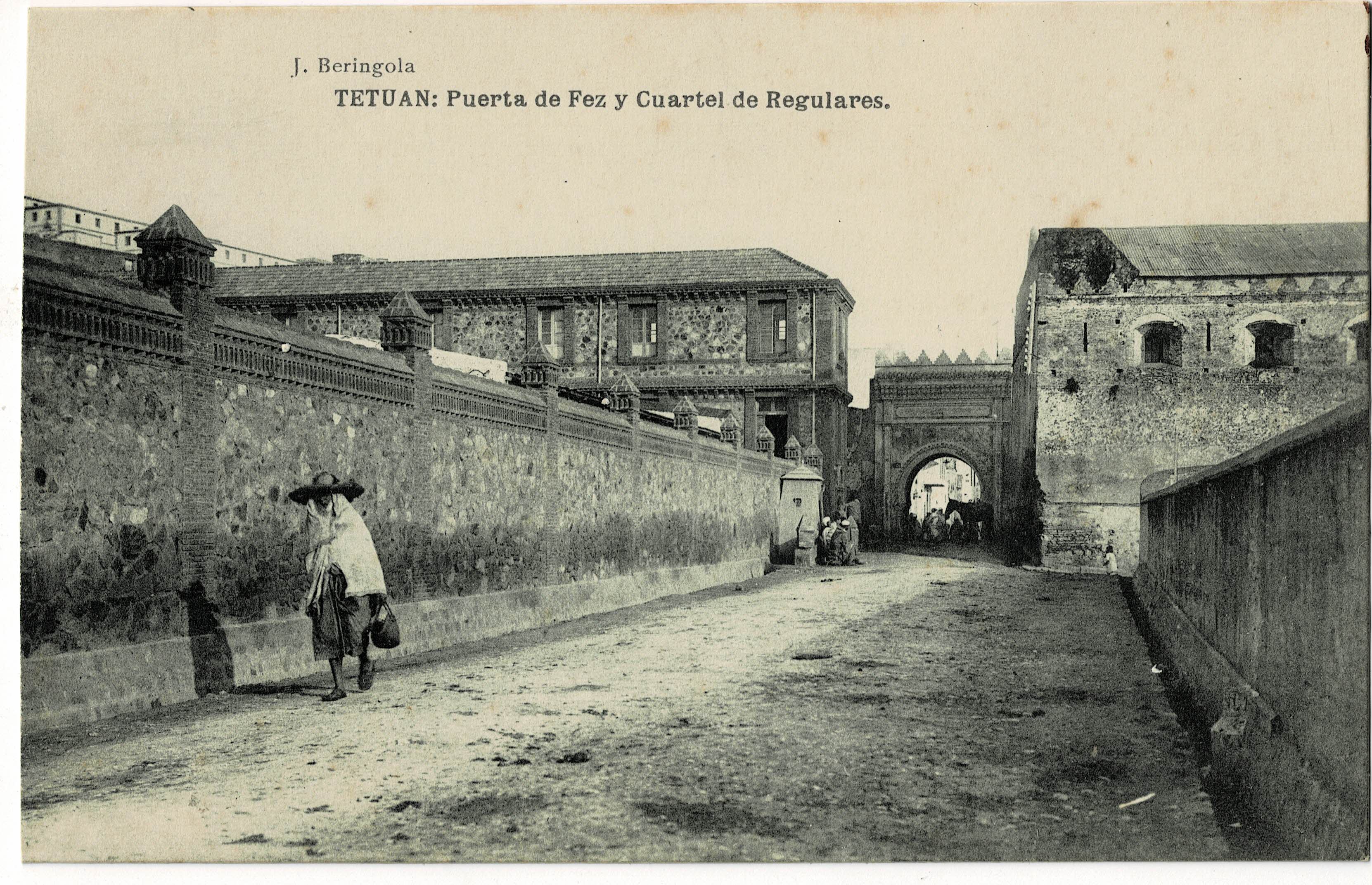 POSTAL DE TETUAN. PUERTA DE FEZ Y CUARTEL DE REGULARES