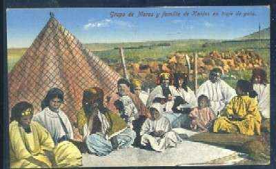POSTAL DE MARRUECOS - TANGER GRUPO DE MOROS Y FAMILIA DE KAIDES EN TRAJE DE GALA