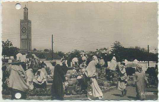 POSTAL DE MARRUECOS. TANGER. EL ZOCO. VENDEDORES ARABES DE ALFARERIA