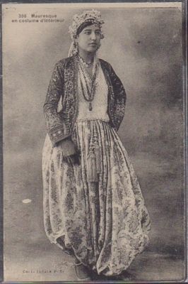 POSTAL DE AFRICA. ARGELIA. MAURESQUE EN COSTUME D'INTERIEUR Nº 396