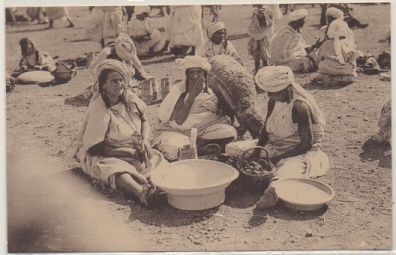 POSTAL DE AFRICA. COSTUMBRES RIFEÑAS. MORAS VENDIENDO EN UN ZOCO