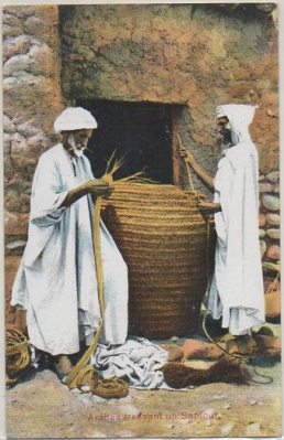POSTAL DE MARRUECOS. ARABES TRESSANT UN SAMOUR
