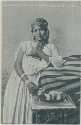 POSTAL DE ARGELIA. FEMME ARABE PREVANT LE CAFE.