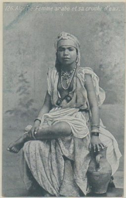 POSTAL DE ARGELIA. FEMME ARABE ET SA CRUCHE D'EAU.