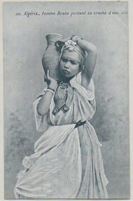POSTAL DE ARGELIA. FEMME ARABE PORTANT SA CRUCHE D'EAU