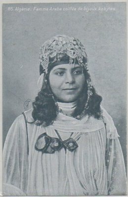 POSTAL DE ARGELIA. FEMME ARABE COIFÉE DE BIJOUX KABYLES