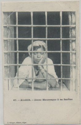 POSTAL DE ARGELIA. ARGEL. JEUNE MAURESQUE Á SA FENETRE