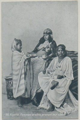 POSTAL DE ARGELIA. FEMMES ARABES PRENAT LEUR CAFÉ