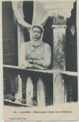 POSTAL DE ARGELIA. MAURESQUE DANS SON INTERIEUR