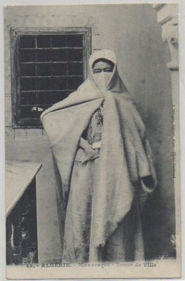 POSTAL DE ARGELIA. MAURESQUE. TENUE DE VILLE
