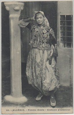 POSTAL DE ARGELIA. FEMME ARABE. COSTUME D'INTERIEUR