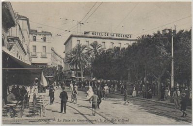 POSTAL DE ARGELIA. LA PLACE DU GOURVERNEMENT. LA RUE BAB EL QUED