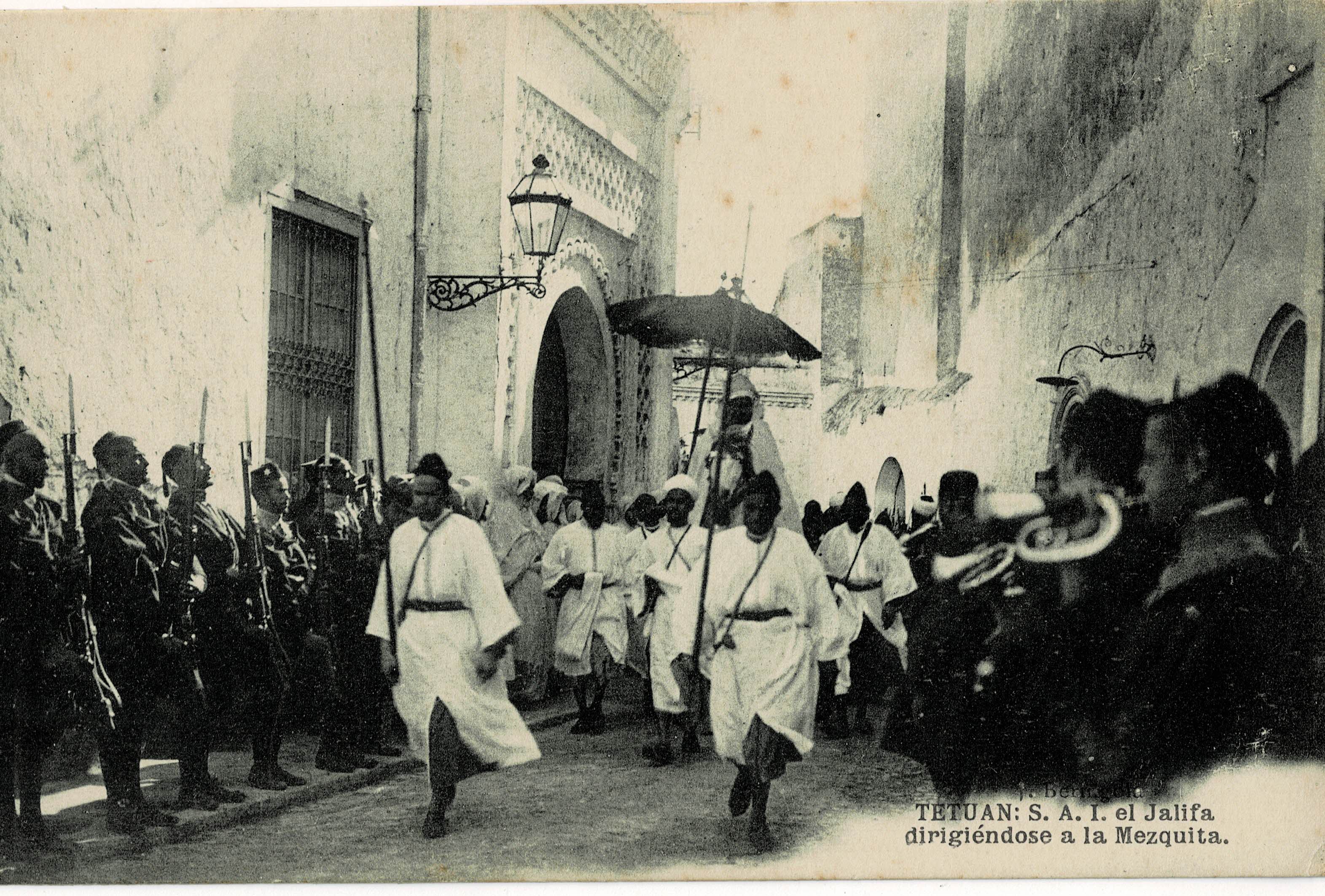 POSTAL DE TETUAN. SAI EL JALIFA DIRIGIENDOSE A LA MEZQUITA.