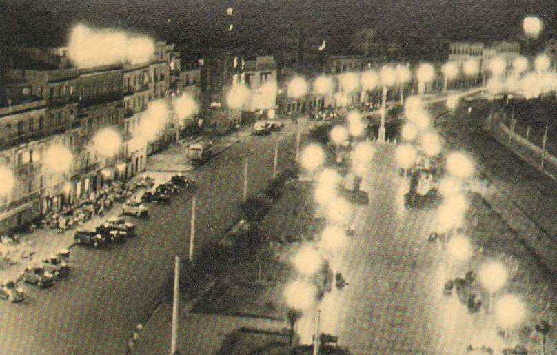 POSTAL DE CADIZ. VISTA NOCTURNA. AVENIDAD RAMON DE CARRANZA. CON PUBLICIDAD AL DORSO