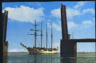 POSTAL DE CADIZ - Nº 88 EL JUAN SEBASTIAN ELCANO CRUZANDO EL PUENTE SOBRE LA BAHIA