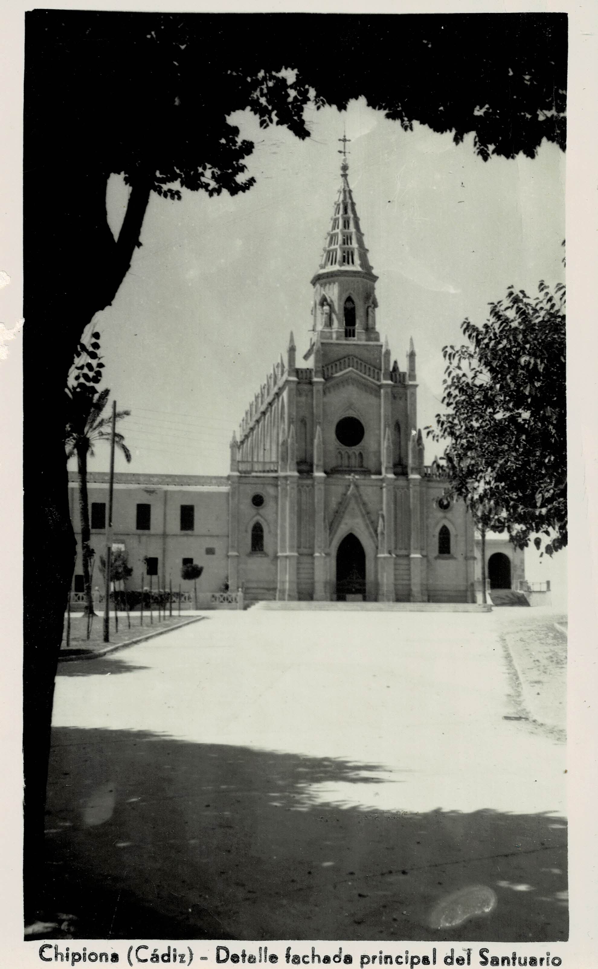 POSTAL MODERNA DE CHIPIONA. DETALLE FACHADA PRINCIPAL DEL SANTUARIO