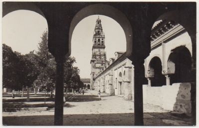 POSTAL DE CORDOBA. PATIO DE LOS NARANJOS, CAMPANARIO Y OBRERIA