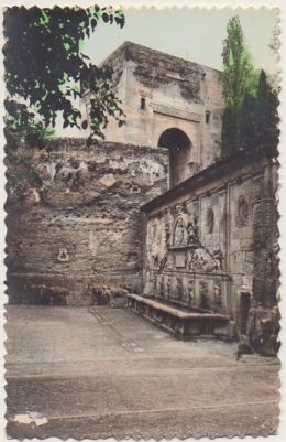 POSTAL DE GRANADA. PILA DE CARLOS V Y PUERTA DE LA JUSTICIA