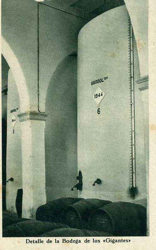 POSTAL DE JEREZ. GONZALEZ BYASS. DETALLE DE LA BODEGA DE LOS GIGANTES