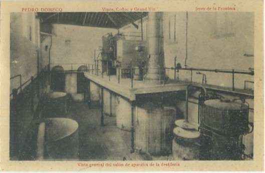 POSTAL DE JEREZ DE LA FRONTERA. BODEGA DOMECQ. VISTA GENERAL DEL SALON DE APARATOS DE LA DESTILERIA