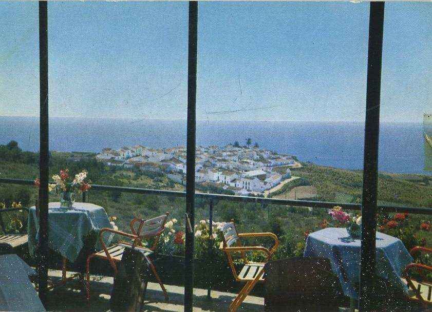 POSTAL DE NERJA MALAGA. AL FONDO MARO