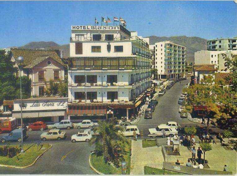 POSTAL DE TORREMOLINOS. MALAGA. PLAZA Y CARRETERA A GIBRALTAR