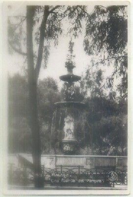 POSTAL ANTIGUA DE MALAGA. UNA FUENTE DEL PARQUE