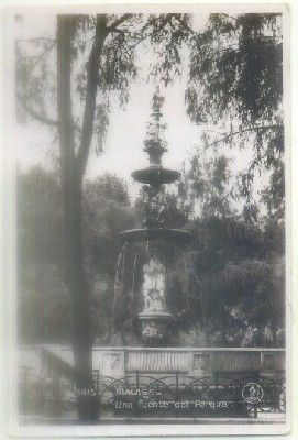 POSTAL ANTIGUA DE MALAGA. UNA FUENTE DEL PARQUE