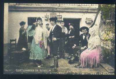 POSTAL ANTIGUA DE SEVILLA. COSTUMBRES DE SEVILLA EN EL PATIO
