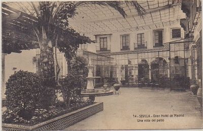 POSTAL ANTIGUA DE SEVILLA. HOTEL MADRID. UNA VISTA DEL PATIO