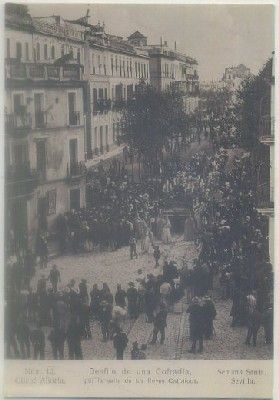 POSTAL DE SEVILLA. REPRODUCCION. SEMANA SANTA. UNA COFRADIA POR LA CALLE REYES CATOLICOS