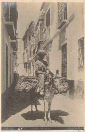 POSTAL ANTIGUA DE SEVILLA. UNA CALLE. TIPOS SEVILLANOS.