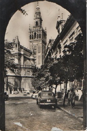 POSTAL SEVILLA LA GIRALDA DESDE EL PATIO DE BANDERAS